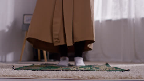 Nahaufnahme-Einer-Muslimischen-Frau-Zu-Hause,-Die-Im-3.-Stock-Einen-Gebetsteppich-Auslegt